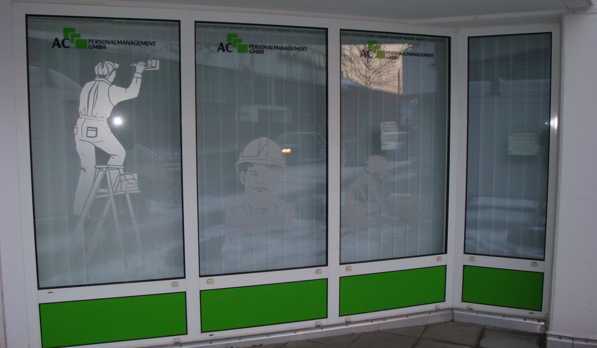 Schaufensterbeschriftung mit geplotteteten Hochleistungsfolien