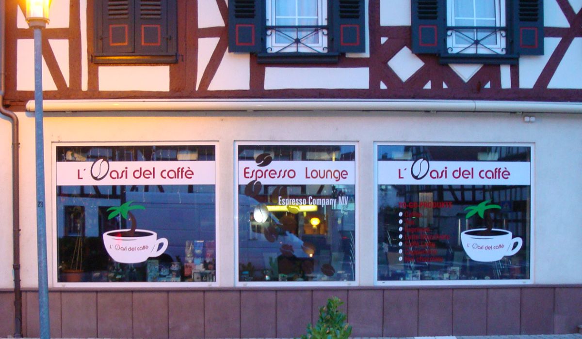 Schaufensterbeschriftung mit geplotteteter Folie